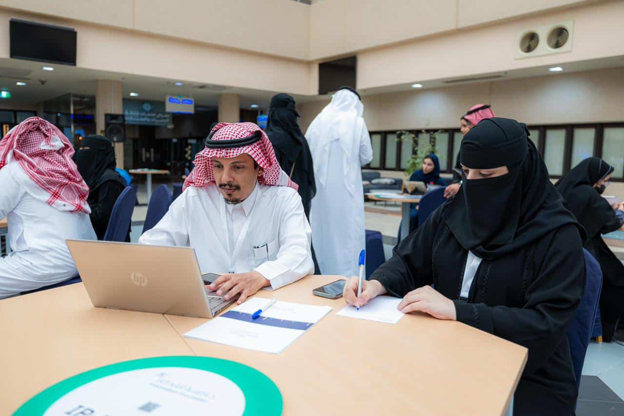 أعضاء جامعة جامعة القصيم يعملون معًا في حاضنة ابتكار ضمن أكاديمية أكاديمية حديثة.