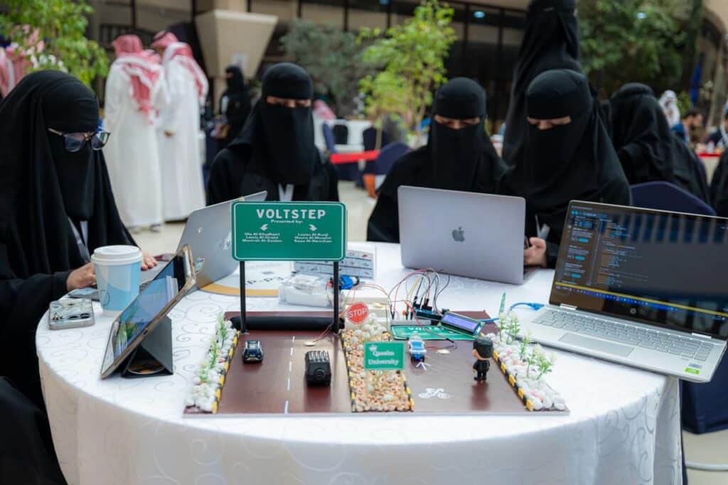 طالبات يقدمن مشروعاً بحثياً عن الطرق في معرض علمي بجامعة القصيم.