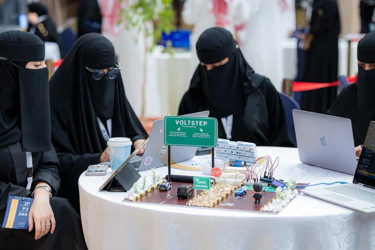اجتماع أكاديمي لفريق نسائي يناقش مشروع كهرباء مستدامة ضمن ابتكار حاضنة بجامعة القصيم.