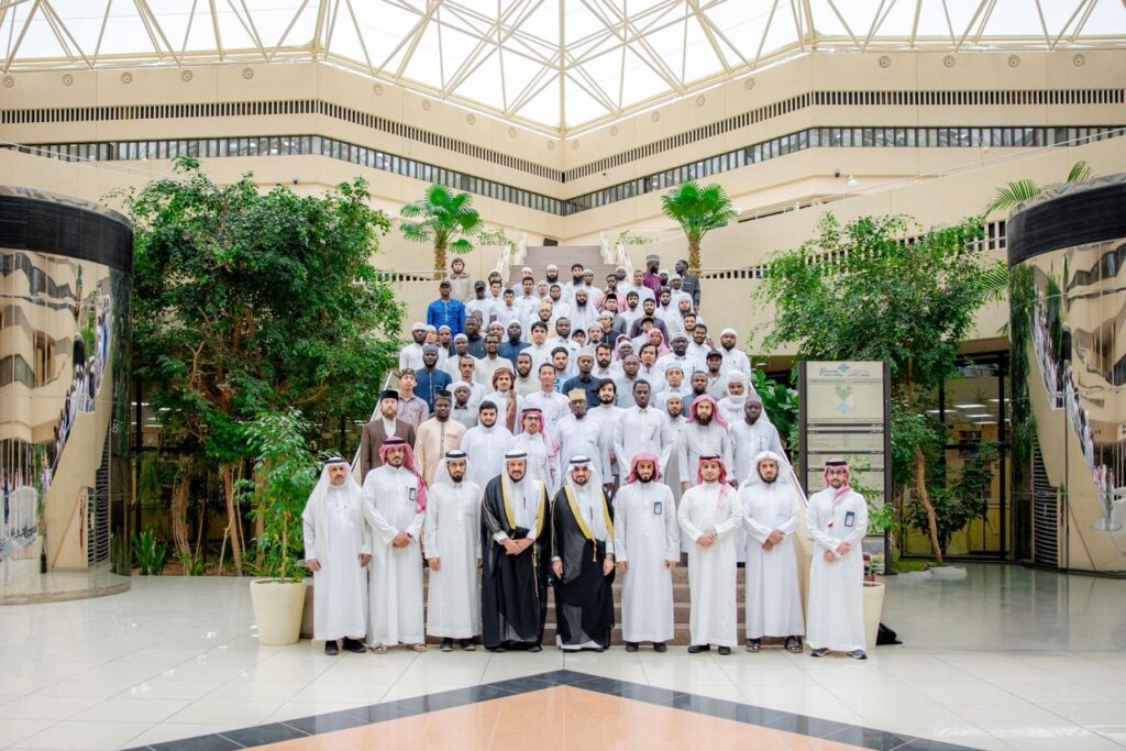 فعالية أكاديمية رسمية جامعة القصيم حول برنامج يُسر، بحضور متحدثين وأعضاء هيئة التدريس.