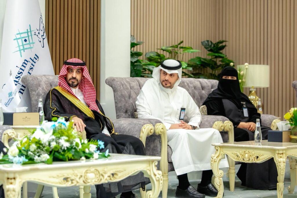 لقاء رسمي لقيادة جامعة القصيم مع أعضاء جمعية البيئية ضمن فعالية أكاديمية.