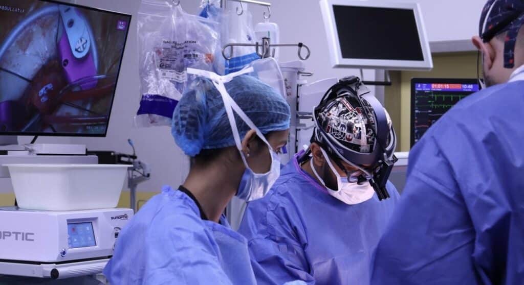 إجراء جراحي تطبيقي يتم تنفيذه في غرفة العمليات بجامعة القصيم وفقًا للمعايير الصحية الإسلامية.