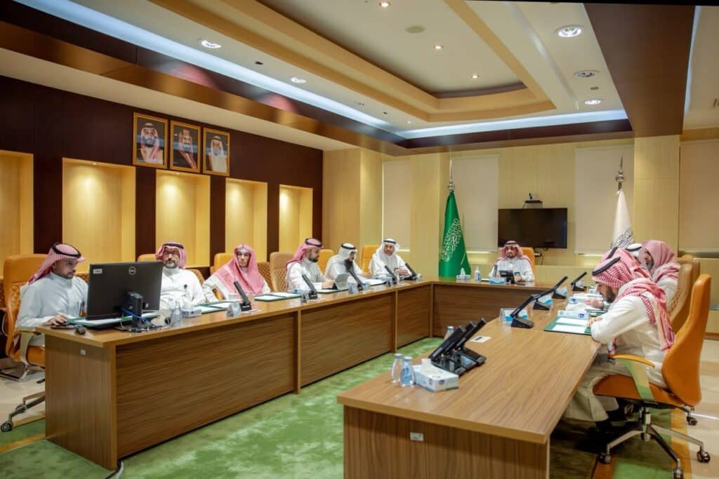اجتماع مجلس الإدارة في المدينة الطبية بجامعة القصيم بحضور رئيس الجامعة، وهو ما يعكس القيم المؤسسية.