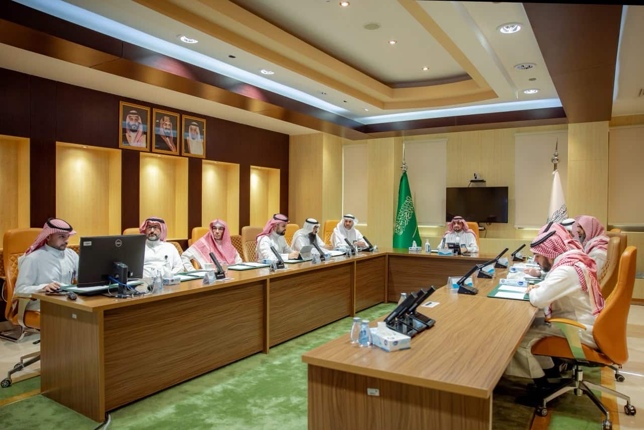 اجتماع مجلس الإدارة في المدينة الطبية بجامعة القصيم بحضور رئيس الجامعة، وهو ما يعكس القيم المؤسسية.