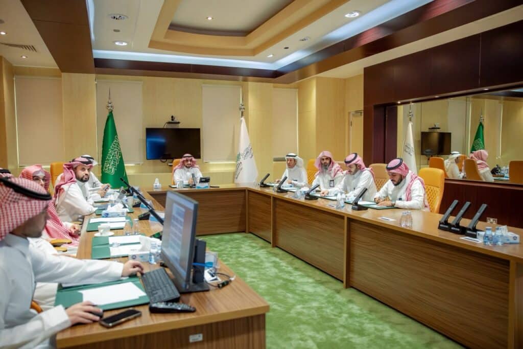 اجتماع مجلس الإدارة في قاعة المؤتمرات بجامعة القصيم، وهو ما يعكس روح التعاون الأكاديمي.