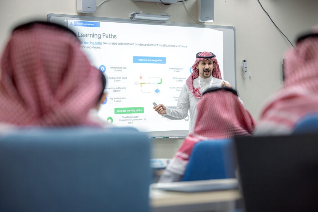 تقديم دورة تدريبية حول الحوسبة السحابية في قاعة دراسية بجامعة القصيم.