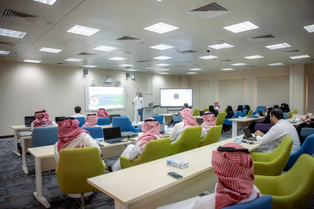 تستضيف قاعة دراسية بجامعة القصيم دورة تدريبية حول الحوسبة السحابية في إطار بيئة أكاديمية حديثة.