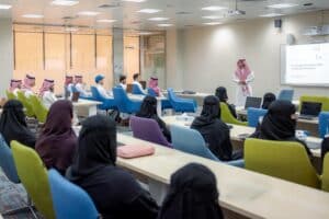 اجتماع أكاديمي لموظفي جامعة القصيم في قاعة دراسية لمتابعة عرض تقديمي علمي.