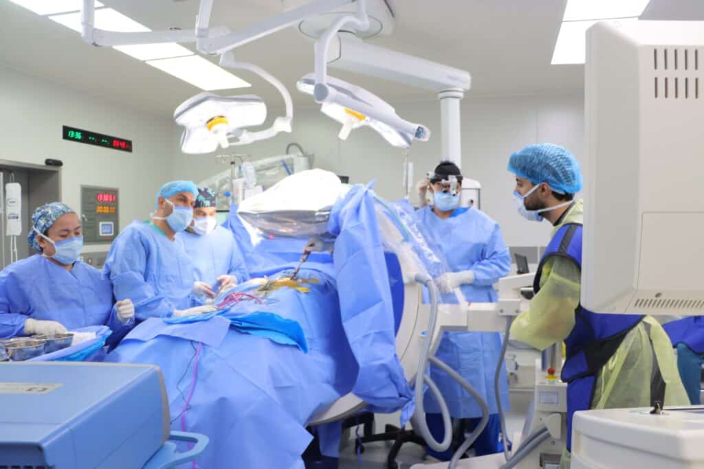 إجراء عملية جراحية متطورة بواسطة فريق طبي متخصص في غرفة العمليات بجامعة القصيم.