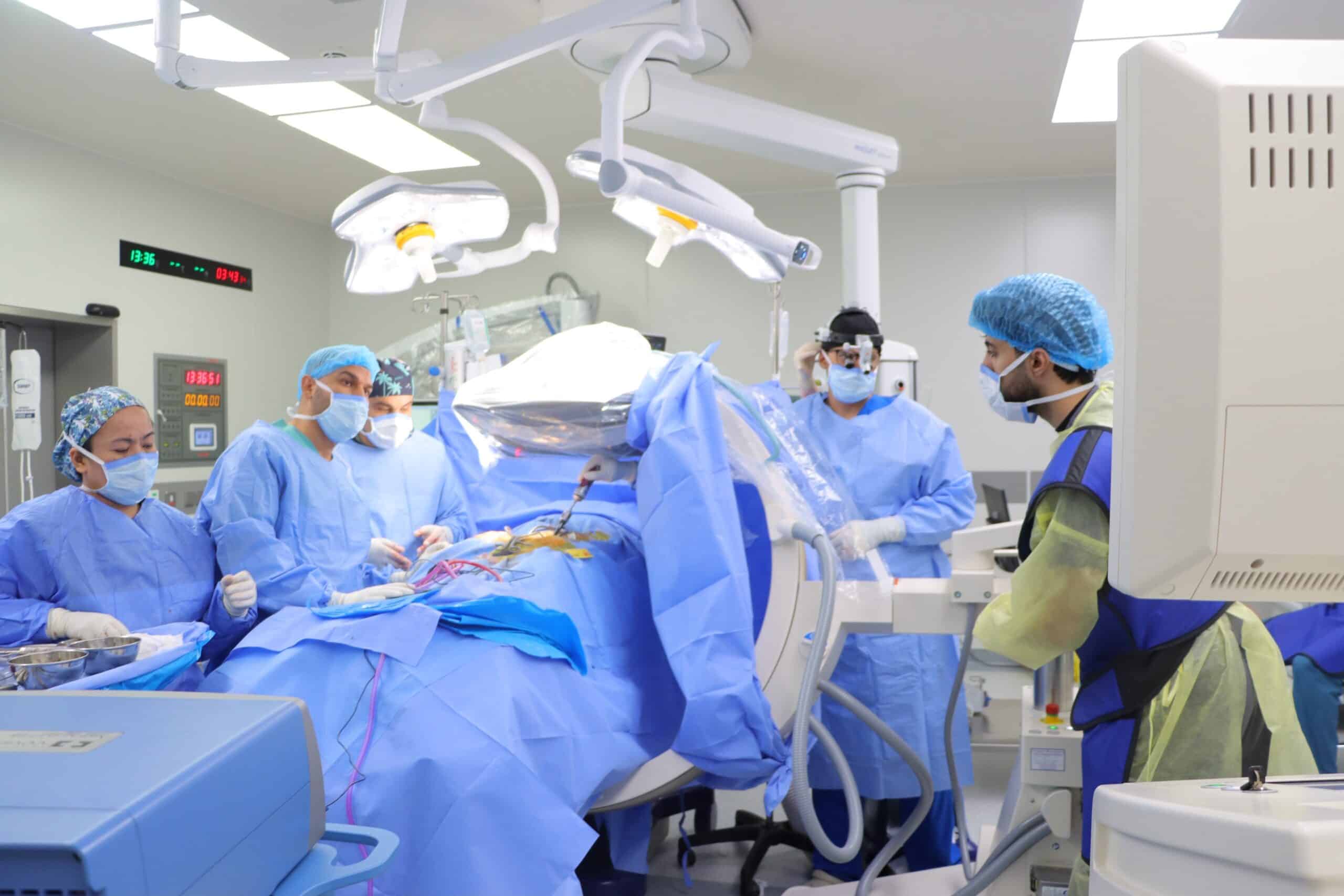 إجراء عملية جراحية متطورة بواسطة فريق طبي متخصص في غرفة العمليات بجامعة القصيم.