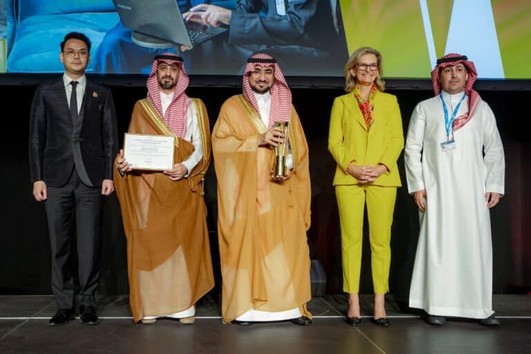 Honoring the winners of an academic competition held at the university in the presence of an elite group from Qassim University.