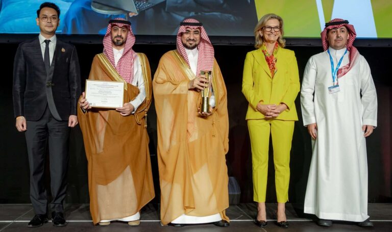 تكريم الفائزين في مسابقة أكاديمية أُقيمت بالجامعة بحضور نخبة من جامعة القصيم.
