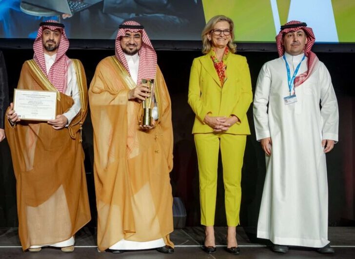 تكريم الفائزين في مسابقة أكاديمية أُقيمت بالجامعة بحضور نخبة من جامعة القصيم.