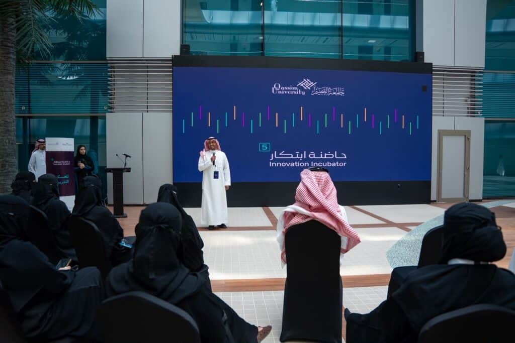 فعالية «حاضنة الابتكار» في مدينة الملك عبد الله للطاقة، التي نظمتها جامعة القصيم بهدف تعزيز الإبداع.