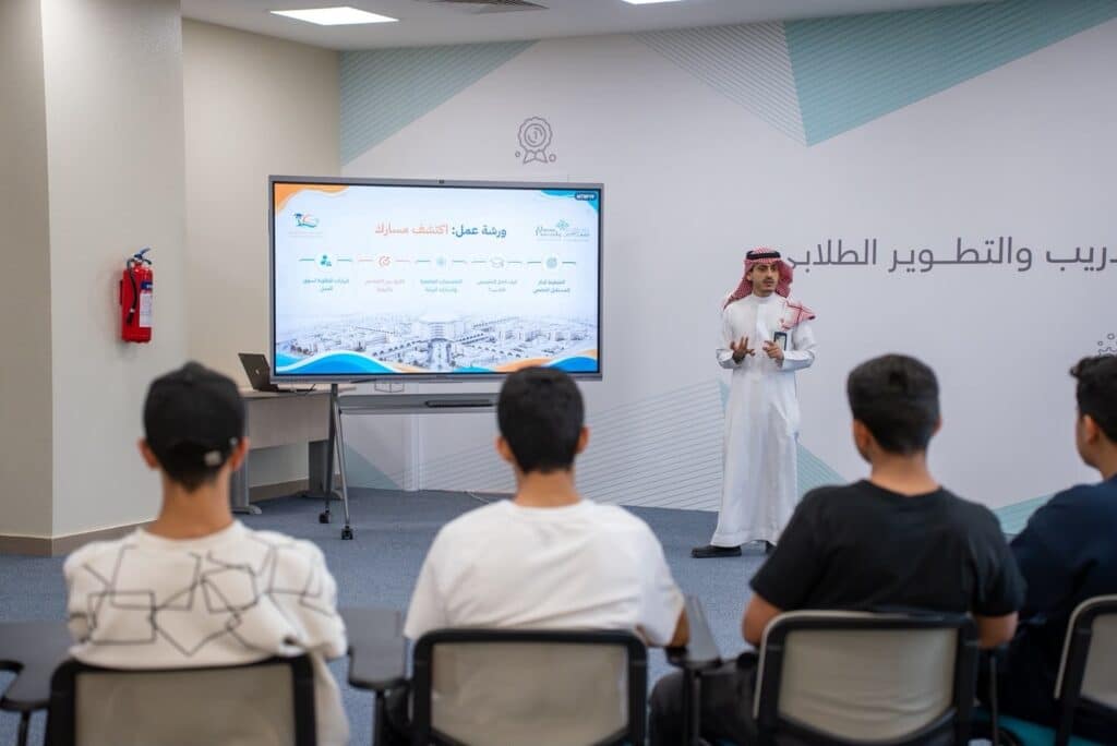 عرض أكاديمي في إحدى قاعات جامعة القصيم ضمن برامج النادي الصيفي.