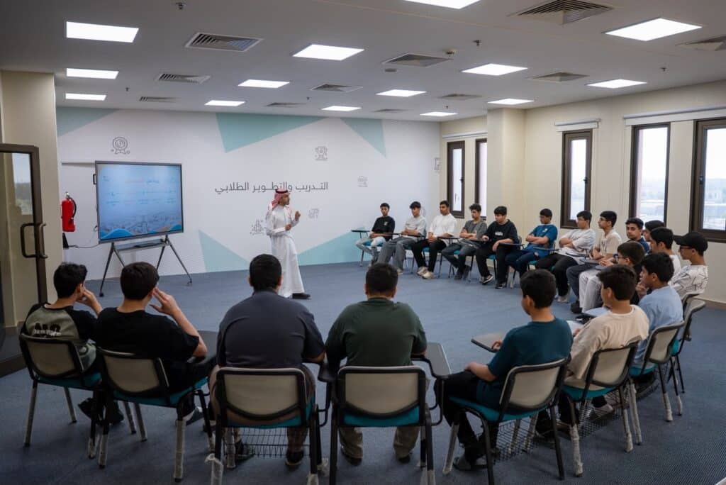 حلقة نقاش أكاديمية في قاعة جامعة القصيم ضمن البرامج التعليمية للنادي الصيفي.