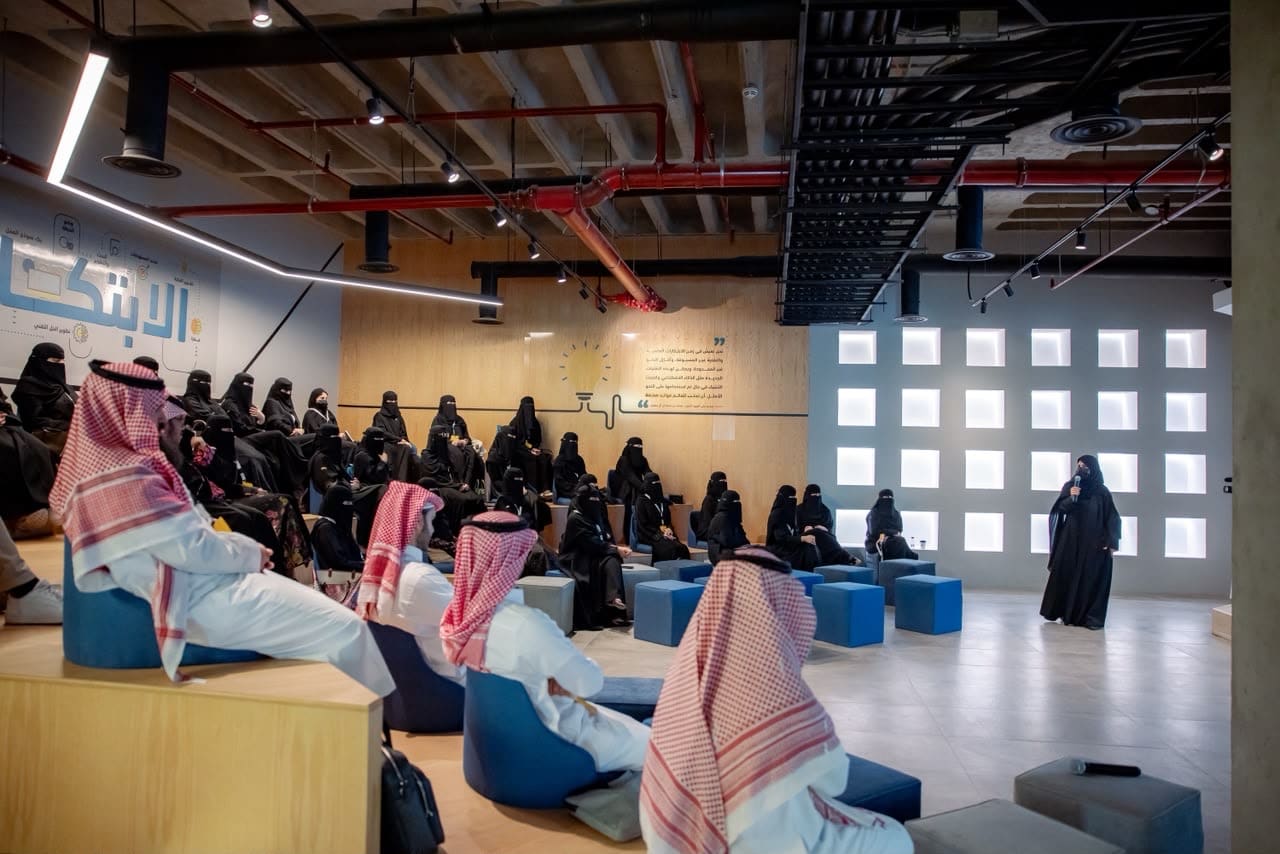 A modern lecture hall at Qassim University hosts an academic event as part of «Innovation Summer 2026.».