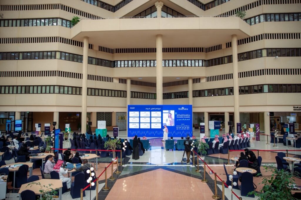 حفل إطلاق المرحلة الثانية من حاضنة «ابتكار» بجامعة القصيم في ردهة أكاديمية واسعة.