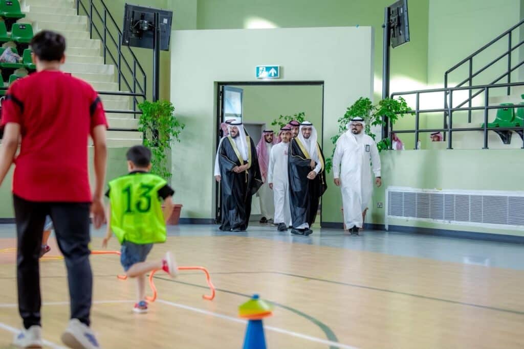 استقبال رئيس جامعة القصيم خلال فعاليات النادي الصيفي الأكاديمي في الصالة الرياضية.