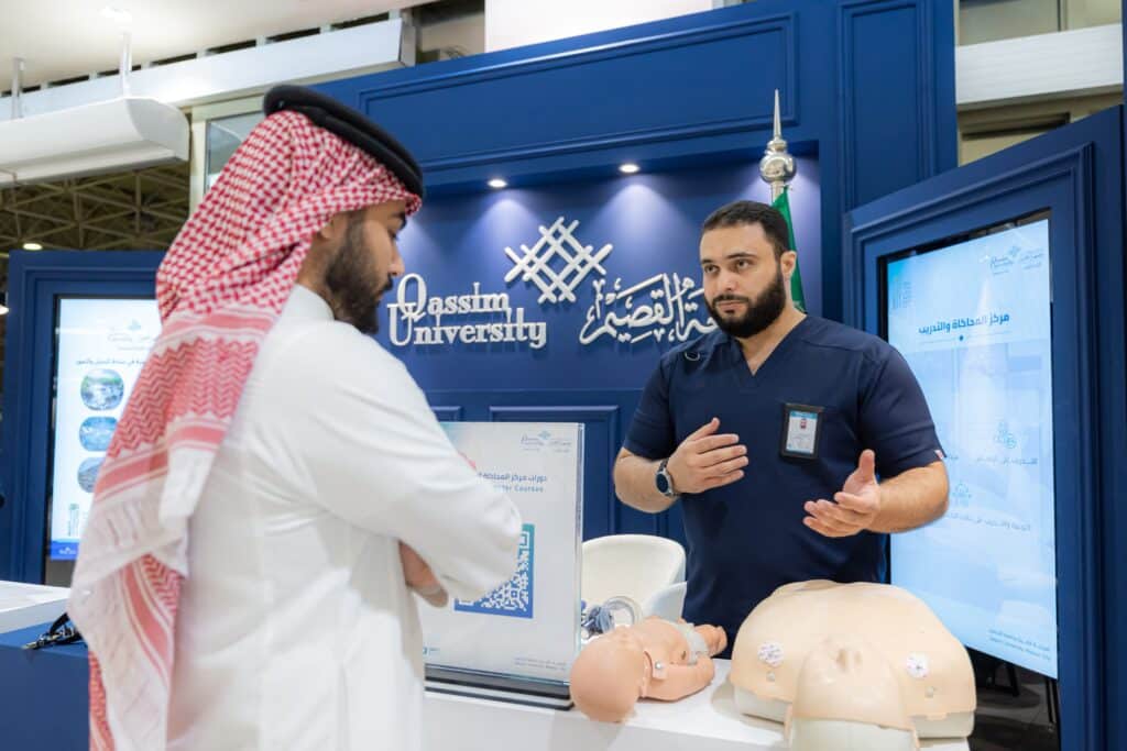حملة توعية صحية حول الإنعاش القلبي في الكرنفال ضمن جناح جامعة القصيم لعام 2026.