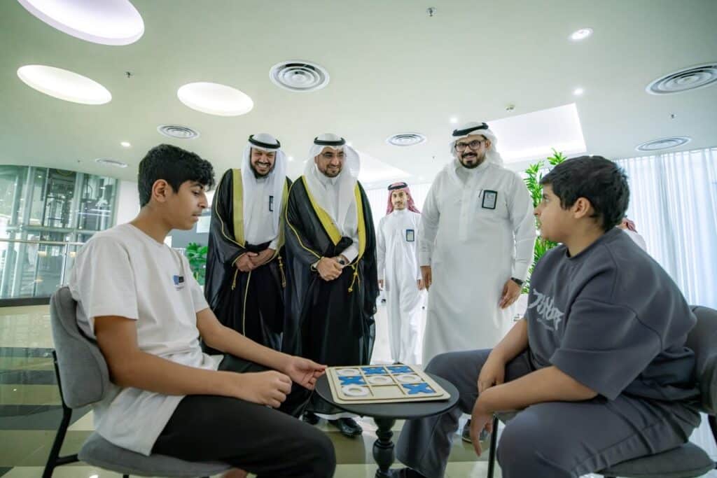 فعالية ترفيهية وأكاديمية في النادي الصيفي بجامعة القصيم تجمع الطلاب وأعضاء هيئة التدريس.