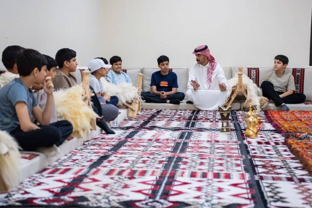 برنامج تفاعلي لطلاب النادي الصيفي بجامعة القصيم يهدف إلى تعزيز القيم والتواصل المجتمعي.