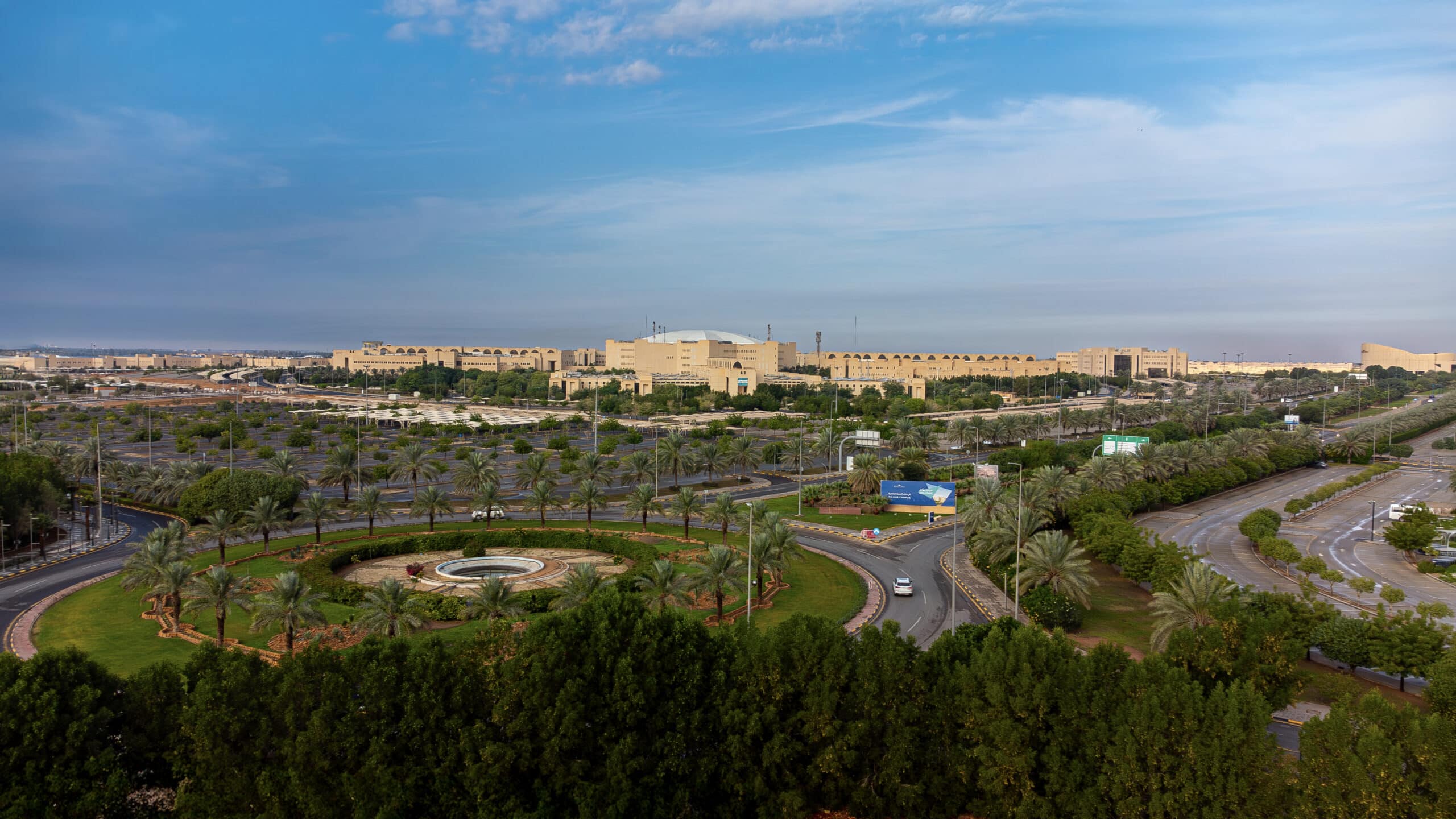 حرم جامعة القصيم يتميز بتصميم عصري وبيئة أكاديمية تعكس القيم السعودية الإسلامية.