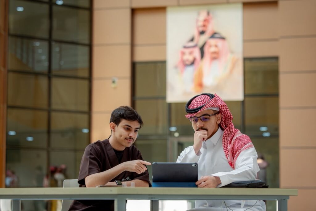 اجتماع أكاديمي في جامعة القصيم لمراجعة مسودة إلكترونية في إطار بيئة تعليمية حديثة.