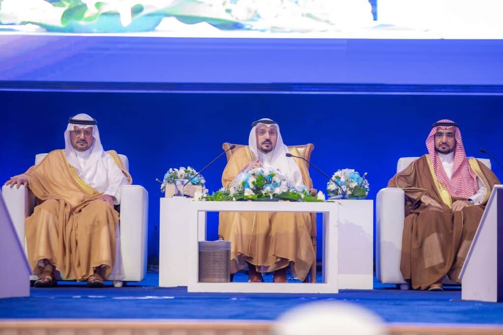 ندوة أكاديمية بجامعة القصيم حول التدريب التقني والتعليم العالي بحضور أمير المنطقة.