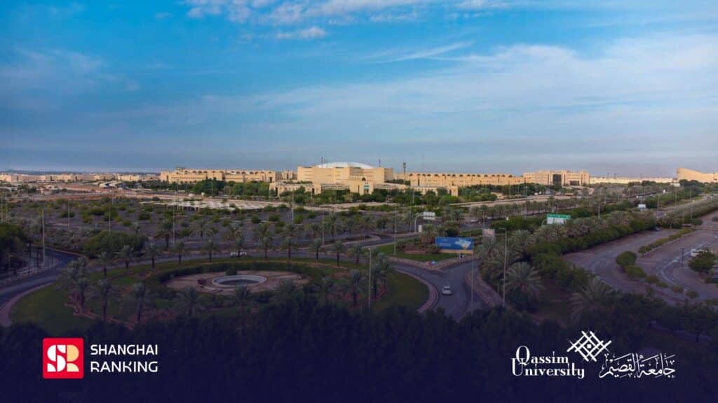 منظر جوي لجامعة القصيم وهي محاطة بالخضرة، مع إبراز تصنيف شنغهاي الأكاديمي لعام 2026.