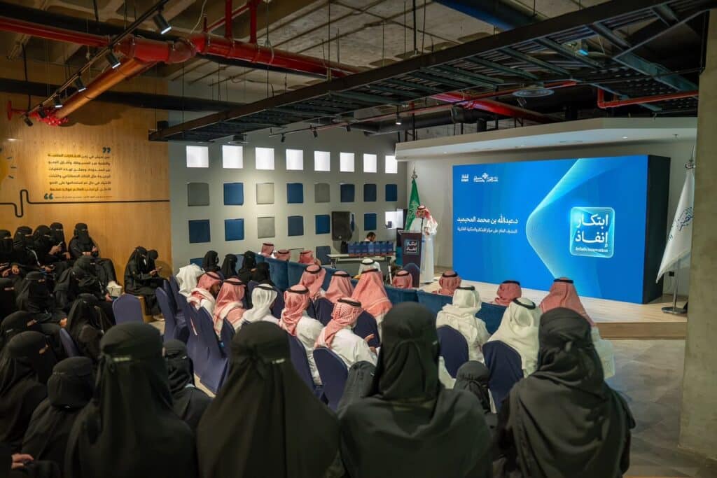 حضور أكاديمي في جامعة القصيم لمتابعة فعالية تُقام على مسرح يحمل شعار «مسودة تلقائية».