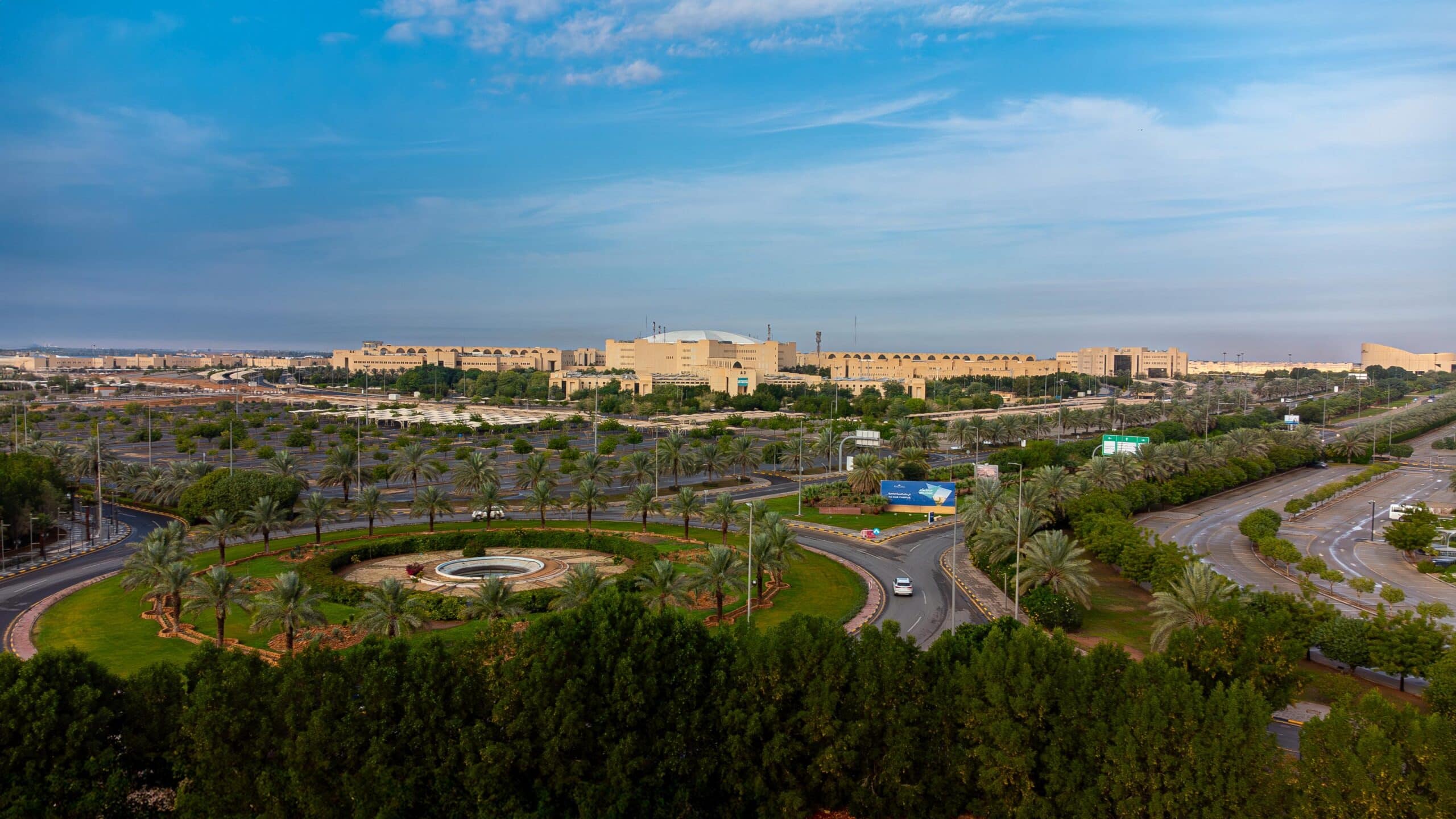مجمع جامعي حديث بجامعة القصيم يُجسِّد تمكين الشباب في إطار بيئة سعودية أصيلة.