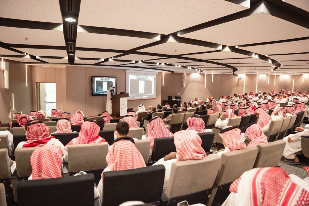 حضور أكاديمي في جامعة القصيم لمتابعة عرض توعوي ضمن فعاليات مجتمعية.