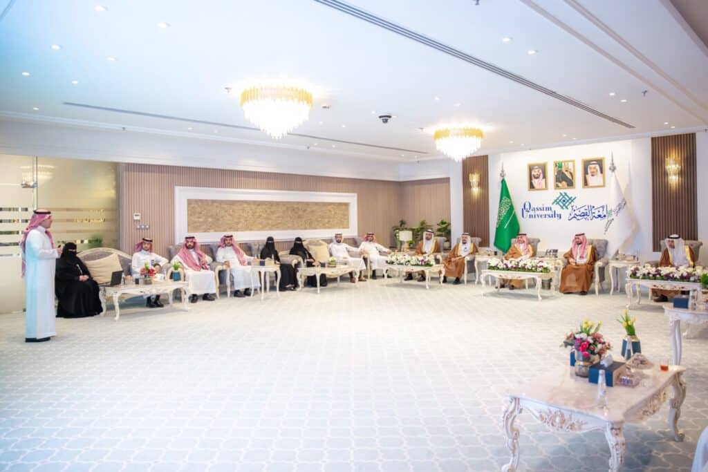 اجتماع أكاديمي رسمي بجامعة القصيم يعكس قيم المجتمع السعودي وأهمية هذه المناسبة.