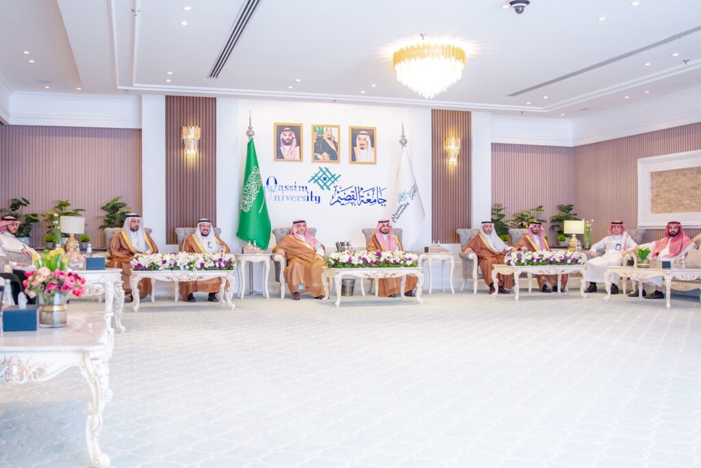 اجتماع رسمي بجامعة القصيم مع وزير التعليم وكبار مسؤولي الجامعة في بيئة أكاديمية سعودية.