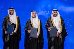 يعرض عدد من أعضاء هيئة التدريس بجامعة القصيم وثائق أكاديمية على خشبة المسرح.