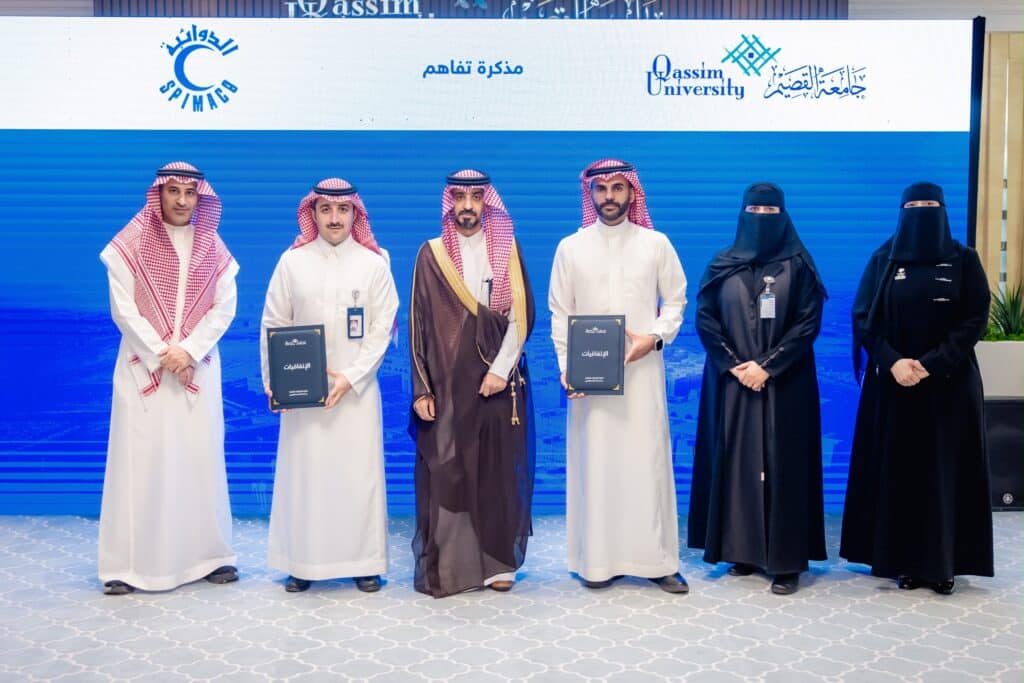 حفل تكريم رسمي بجامعة القصيم لتسليم شهادات الإنجاز في إطار فعالية أكاديمية سعودية.