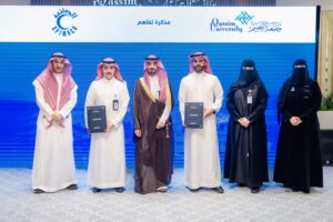حفل تكريم رسمي بجامعة القصيم لتسليم شهادات الإنجاز في إطار فعالية أكاديمية سعودية.