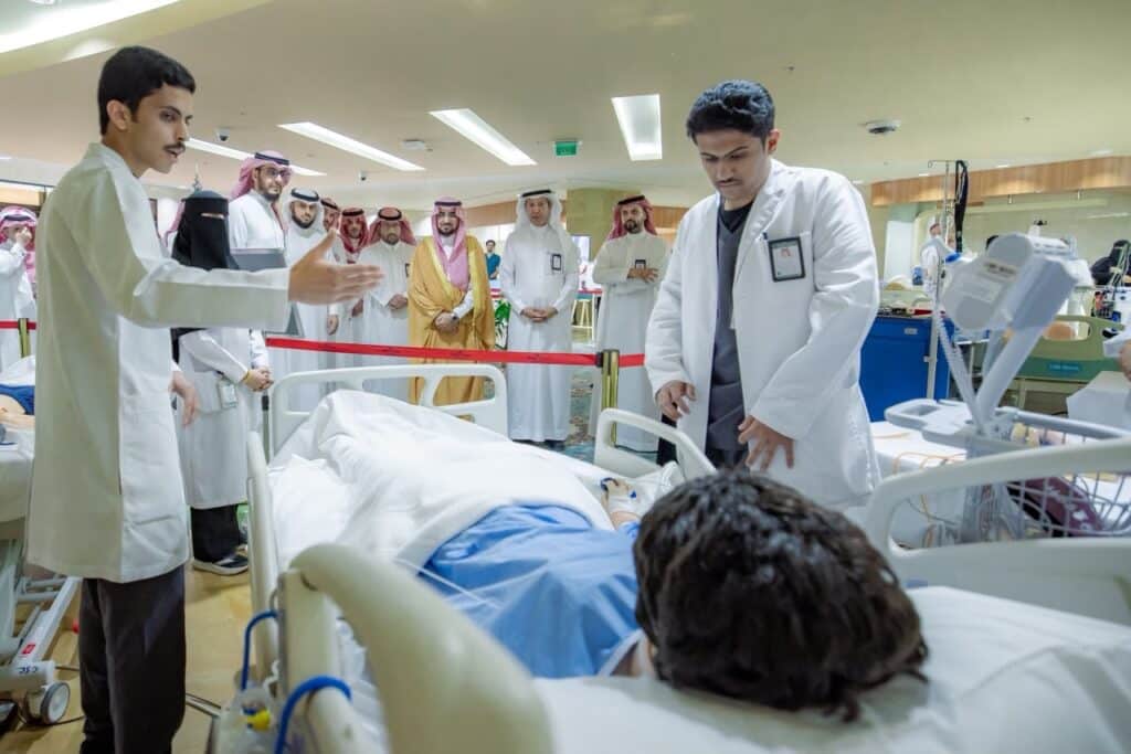 نقاش أكاديمي طبي خلال فعاليات أسبوع المحاكاة بجامعة القصيم بحضور مسؤولين إداريين.