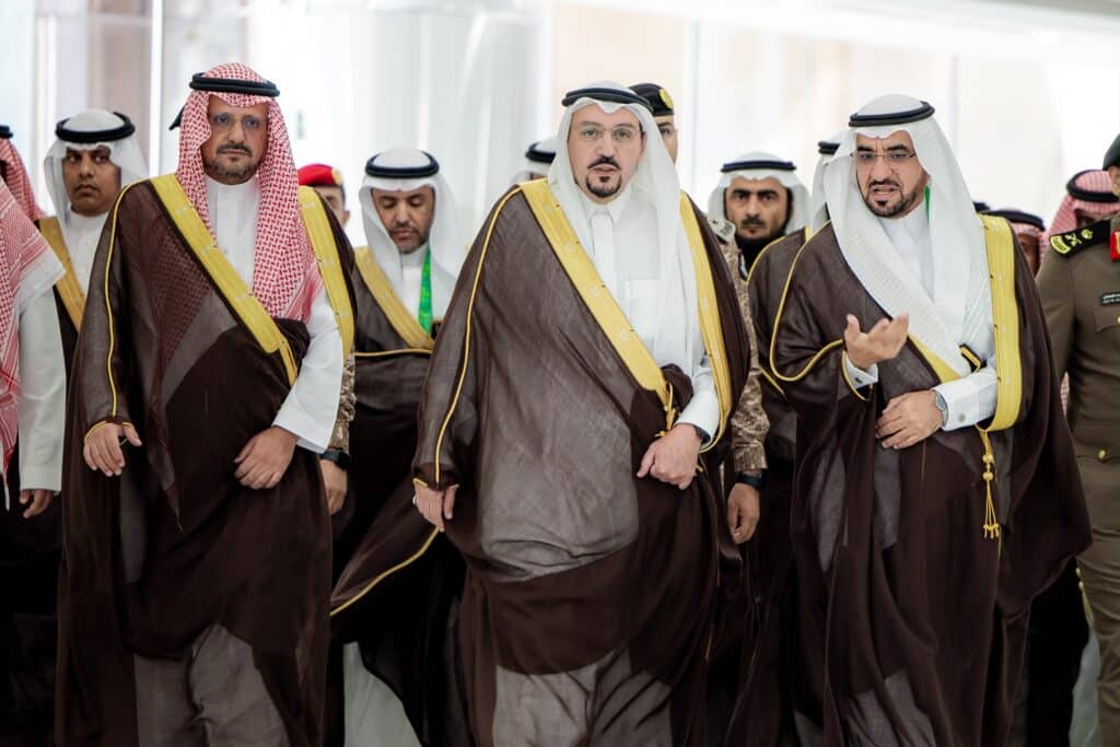 وفد رسمي برئاسة أمير القصيم خلال احتفال جامعة القصيم باليوم الوطني السعودي.