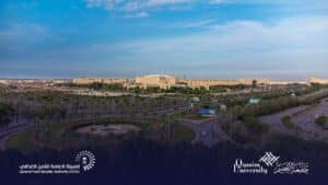 صورة لحرم جامعة القصيم مع شعارَي الأمن الغذائي والجامعة في سياق أكاديمي سعودي.