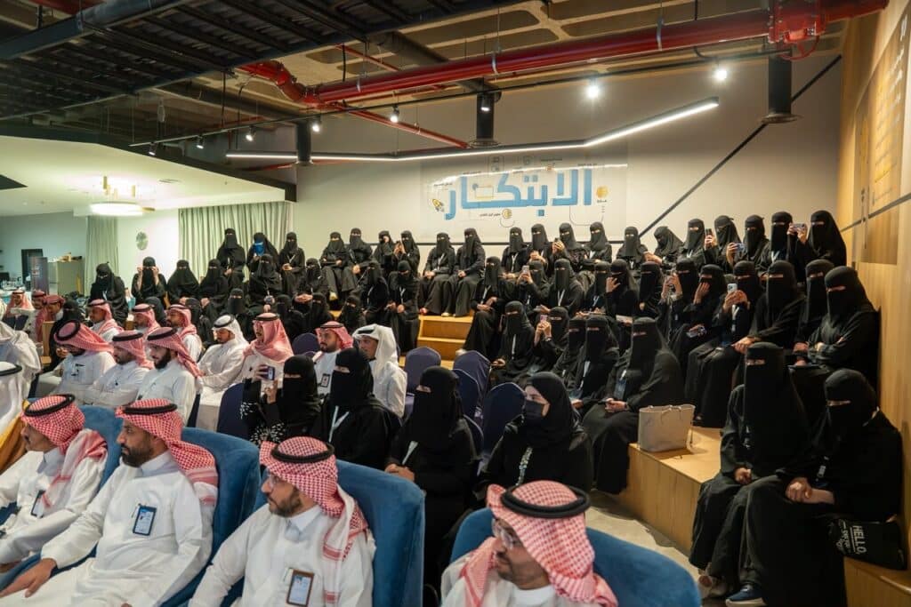 حضور أكاديمي في قاعة جامعة القصيم لحضور فعالية «ابتكار إنفاذ» ضمن بيئة سعودية رسمية.
