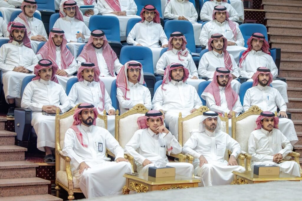 حضور فعالية توعوية أكاديمية بجامعة القصيم في قاعة مخصصة للأنشطة.