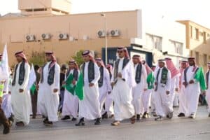 مسيرة احتفالية بمناسبة اليوم الوطني تعكس روح المجتمع السعودي في جامعة القصيم.