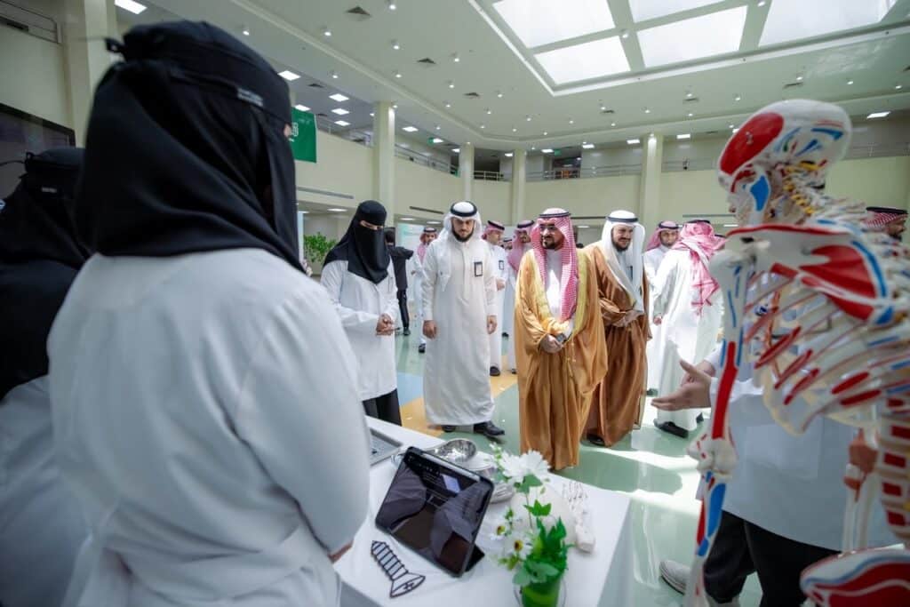 زيارة رئيس الجامعة ومسؤوليها لمعرض أسبوع المحاكاة بجامعة القصيم بهدف تعزيز التثقيف الصحي.