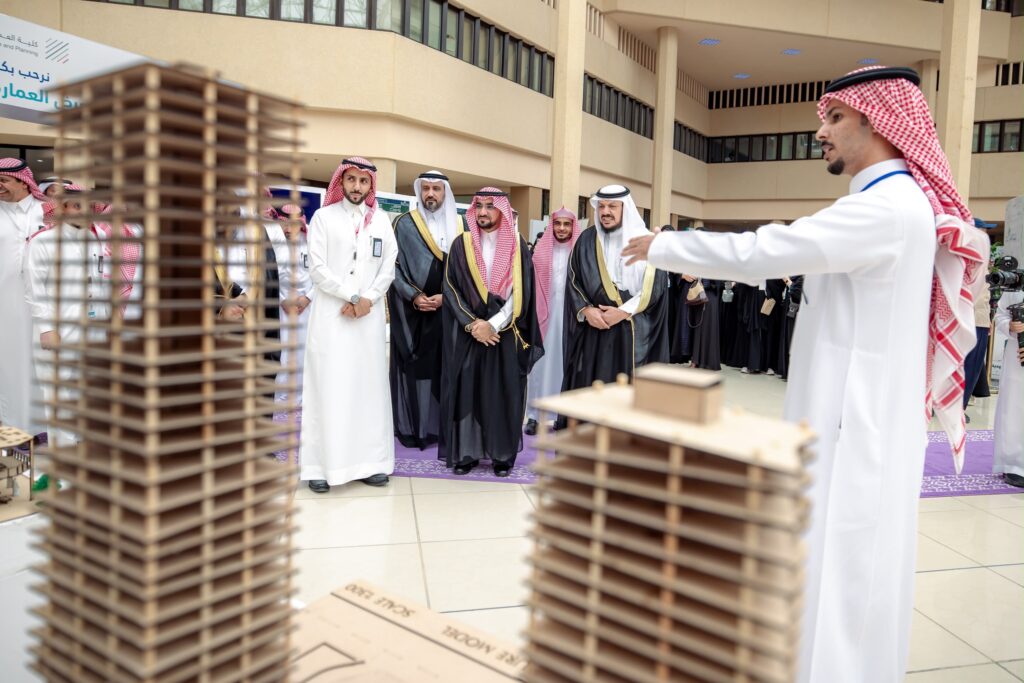 عرض نماذج معمارية ومناقشة تخطيطية في إطار فعالية أكاديمية بجامعة القصيم.