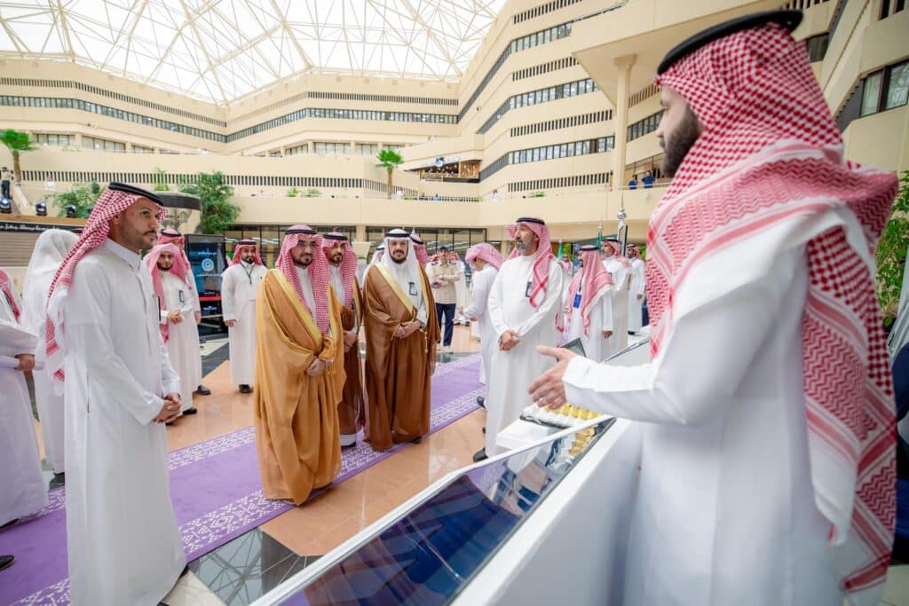 فعالية أكاديمية بجامعة القصيم في ردهة الجامعة.