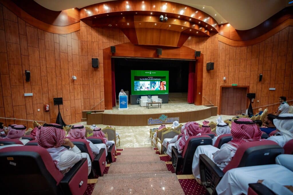 متحدث يستعرض ريادة المملكة في مجال العمل الإنساني بجامعة القصيم.