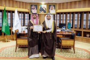 تسليم شهادة جامعة القصيم في مقر الجامعة.