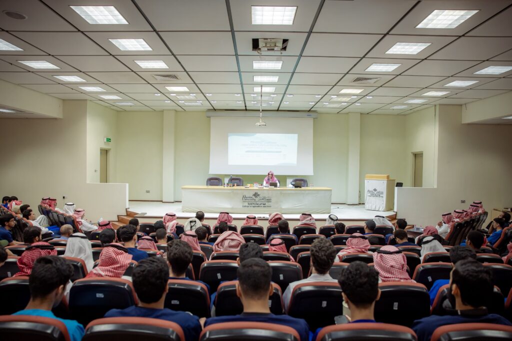 محاضرة أكاديمية حول جودة الحياة والحوار الأسري في جامعة القصيم.